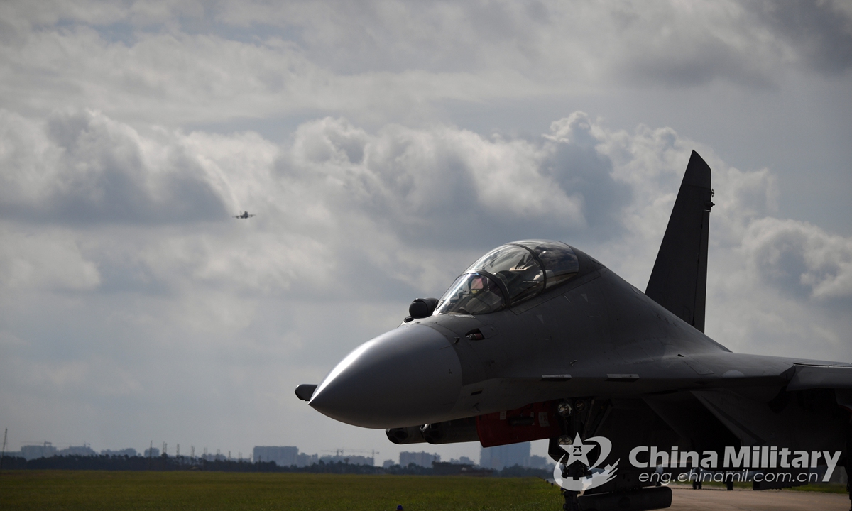A fighter jet attached to an air force base under the PLA Southern Theater Command taxis on the runway of a military airport in south China before takeoff for a joint training exercise involving multi-type fighter jets on May 14, 2021. (eng.chinamil.com.cn/Photo by Fan Yishu)