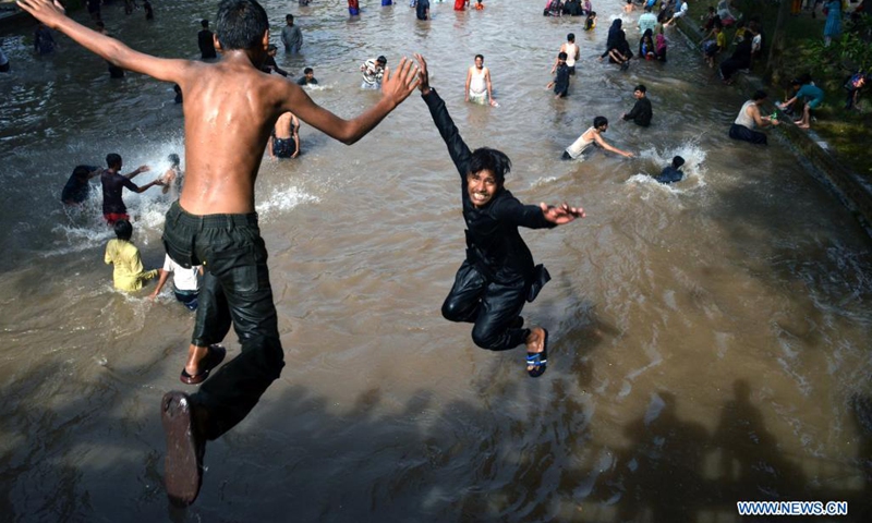 Men jump into a canal to cool themselves in Lahore, capital of Pakistan's Punjab province, on May 30, 2021. The temperature reached 38 degrees Celsius in Lahore on Sunday, according to the Pakistan Meteorological Department.(Photo: Xinhua)