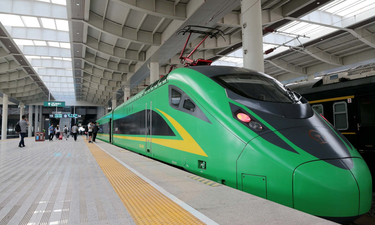 A high-speed train is ready to depart from Xi'an, capital of Northwest China's Shaanxi Province on Monday to Ordos, North China's Inner Mongolia Autonomous Region. The new route will cut the travel time by more than two hours, operating at speed of 160 kilometers per hour. Photo: cnsphoto