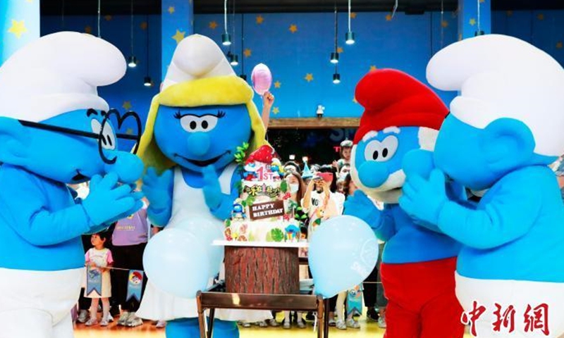 Shanghai's Smurfs-themed park, the first one in the Asia Pacific region, celebrates its one-year-old birthday on May 29, 2021. Many Smurfs and children were invited to the birthday party. (Photo: China News Service/Tang Yanjun)