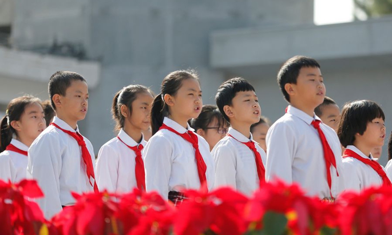 Members of the Chinese Young Pioneers pay tribute to deceased national heroes at a cemetery of martyrs in Lanzhou, capital of northwest China's Gansu Province, Sept. 30, 2019. Photo: Xinhua