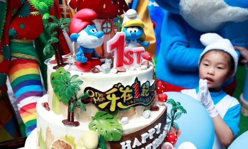 Shanghai's Smurfs-themed park, the first one in the Asia Pacific region, celebrates its one-year-old birthday on May 29, 2021. Many Smurfs and children were invited to the birthday party. (Photo: China News Service/Tang Yanjun)