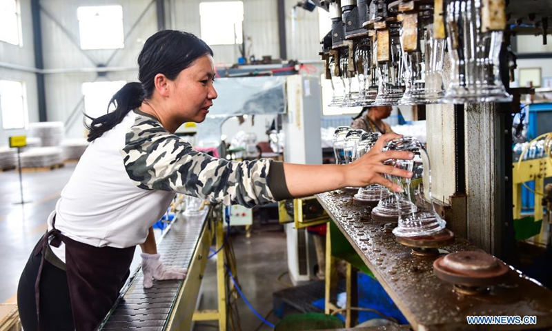 A worker makes glassware in Qixian County, north China's Shanxi Province, May 26, 2021. Glassware made in Qixian County has been exported to over 80 countries and regions.(Photo: Xinhua)