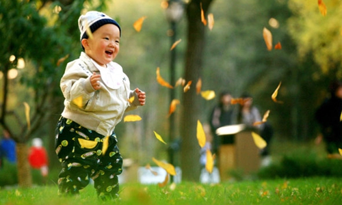 A child plays at a park in Beijing, Oct 31, 2010. Photo/Xinhua