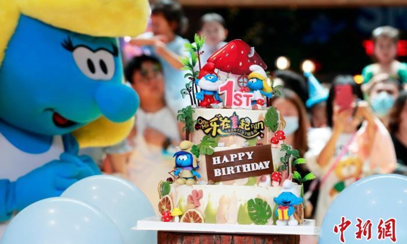 2021年5月29日，亚太区首家上海蓝精灵主题乐园迎来了一周岁生日，邀请了众多蓝精灵和孩子们参加生日派对。  （图：中新社/唐彦军）