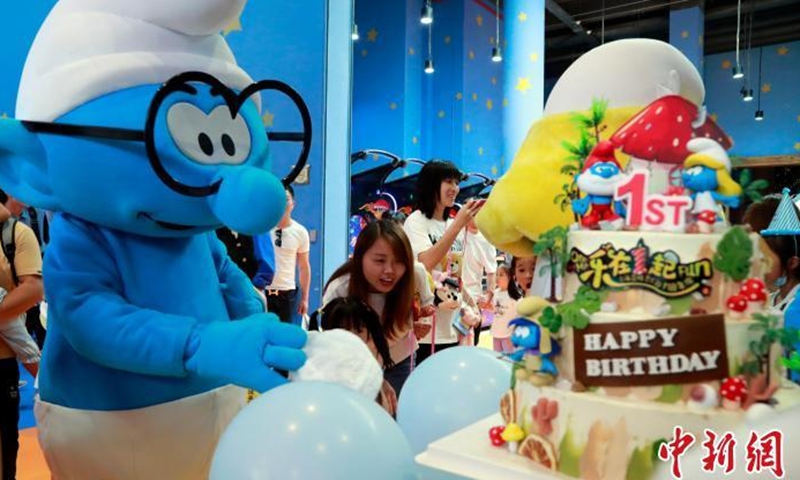 2021年5月29日，亚太区首家上海蓝精灵主题乐园迎来了一周岁生日，邀请了众多蓝精灵和孩子们参加生日派对。  （图：中新社/唐彦军）