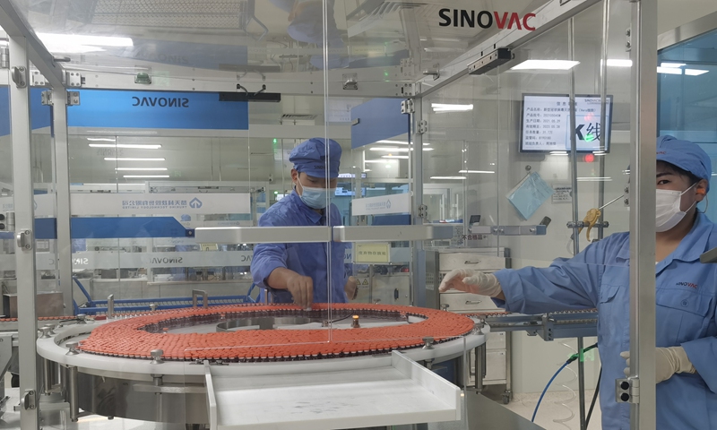 Sinovac staff members on COVID-19 production line  Photo: Hu Yuwei/GT