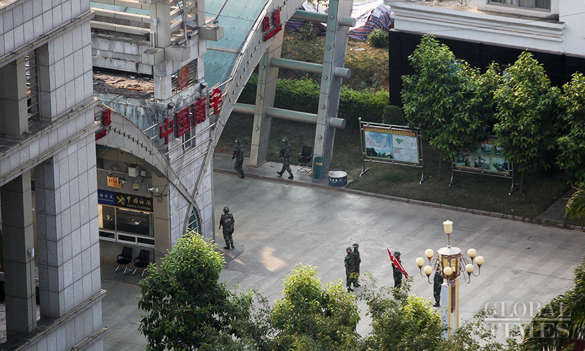 Chinese border police stand guard at the Nansan border crossing in Lincang, Yunnan on Friday. Photo: Cui Meng/GT