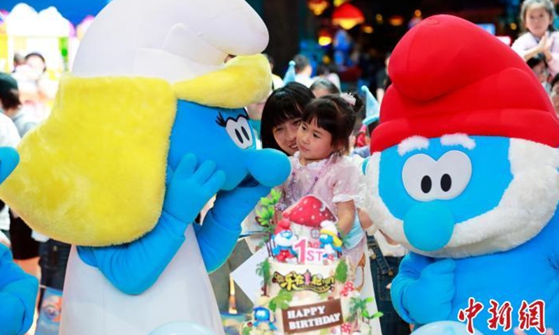 Shanghai's Smurfs-themed park, the first one in the Asia Pacific region, celebrates its one-year-old birthday on May 29, 2021. Many  Smurfs and children were invited to the birthday party. (Photo: China News Service/Tang Yanjun)
