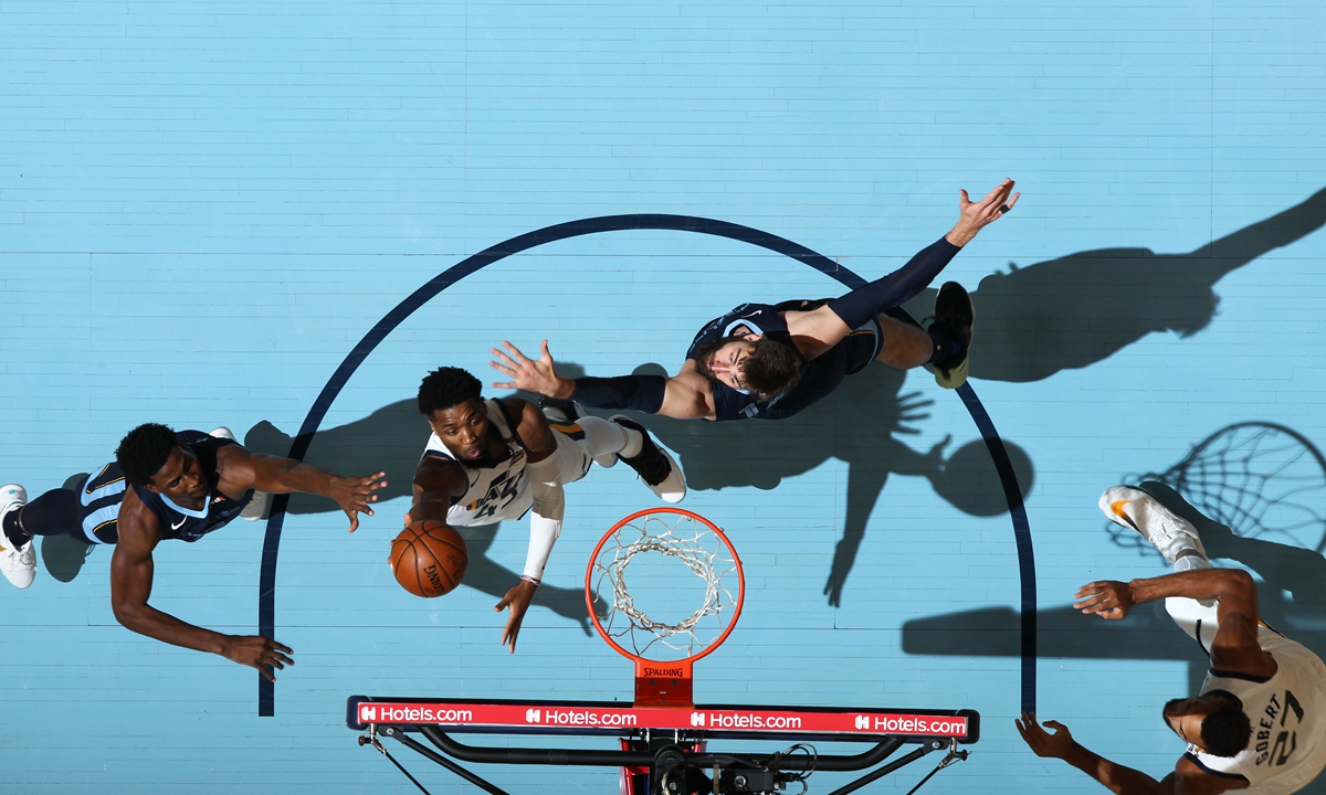 Donovan Mitchell of the Utah Jazz shoots the ball against the Memphis Grizzlies on Monday in Memphis. Photo: VCG