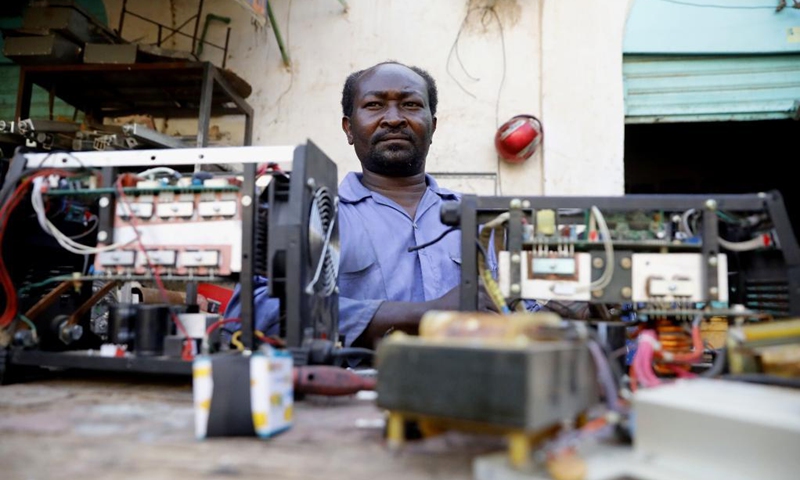 A Sudanese daily-wage worker waits to be hired in Khartoum, Sudan, June 1, 2021. Sudan is witnessing an accelerating economic decline amid continued deterioration in the exchange price of the Sudanese pound, a rising inflation rate and a great hike in the prices of essential commodities.Photo: Xinhua

