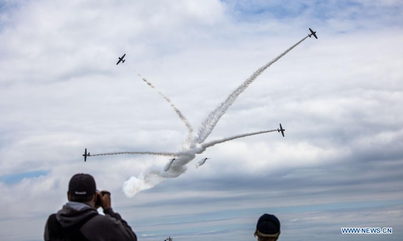 People watch plane performance during the Bethpage Air Show at Jones Beach on Long Island of New York, the United States, May 31, 2021. Postponed over the weekend due to bad weather, Bethpage Air Show was staged Monday at Jones Beach on Long Island featuring military planes flying in formations and parachuting along with colorful smokes.Photo:Xinhua