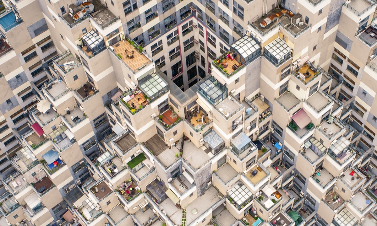 Building that combines terraces and pyramids Building that combines terraces and pyramids