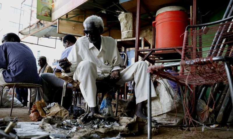 A group of Sudanese daily-wage workers wait to be hired in Khartoum, Sudan, June 1, 2021. Sudan is witnessing an accelerating economic decline amid continued deterioration in the exchange price of the Sudanese pound, a rising inflation rate and a great hike in the prices of essential commodities.Photo: Xinhua

