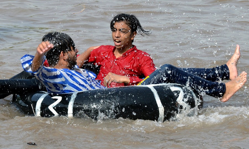 People cool themselves in a canal in Lahore, capital of Pakistan's Punjab province, on May 30, 2021(Photo: Xinhua)