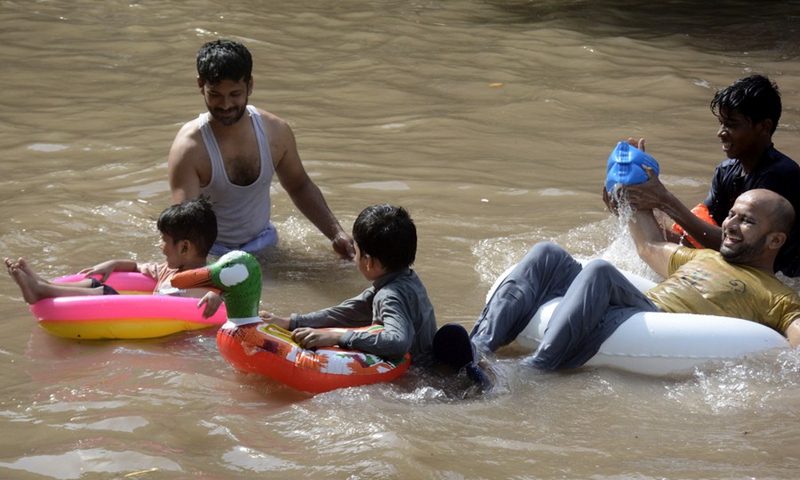People cool themselves in a canal in Lahore, capital of Pakistan's Punjab province, on May 30, 2021.(Photo: Xinhua)