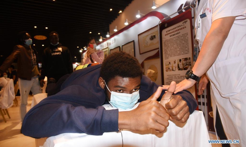 An international student experiences traditional Chinese medicine (TCM) cupping therapy at the 2nd Global Health Expo of Boao Forum for Asia in Qingdao, east China's Shandong Province, June 1, 2021.(Photo: Xinhua)