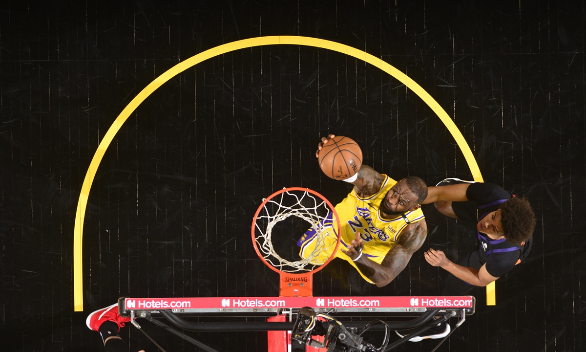 LeBron James of the Los Angeles Lakers shoots the ball on Tuesday in Phoenix, Arizona. Photo: VCG
