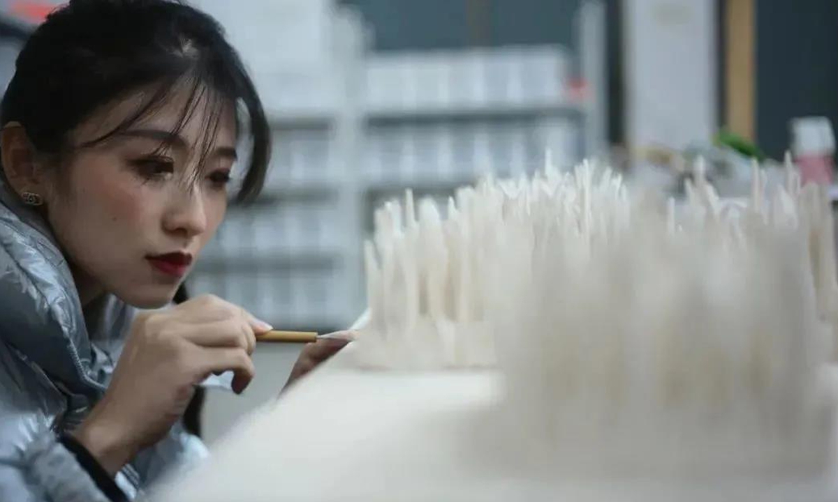 Sun Yu works on her art piece Photo: Courtesy of Yi Nan