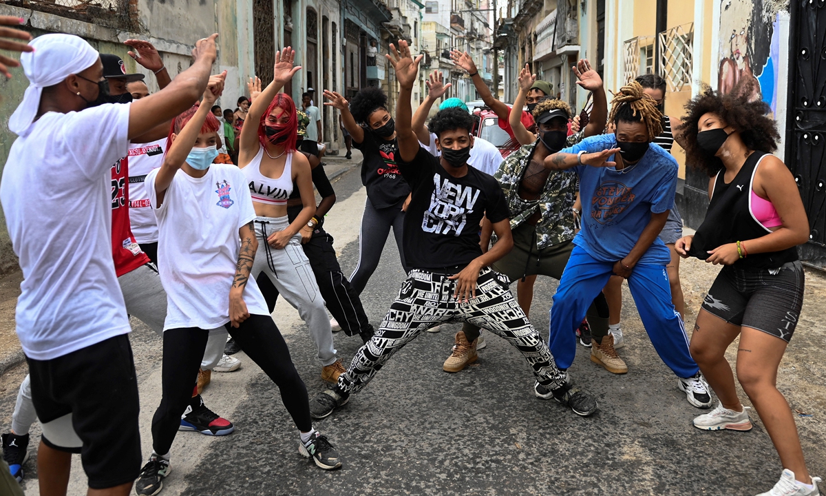 Dancers perform in a street of Havana in Cuba on May 21.  Photo: AFP