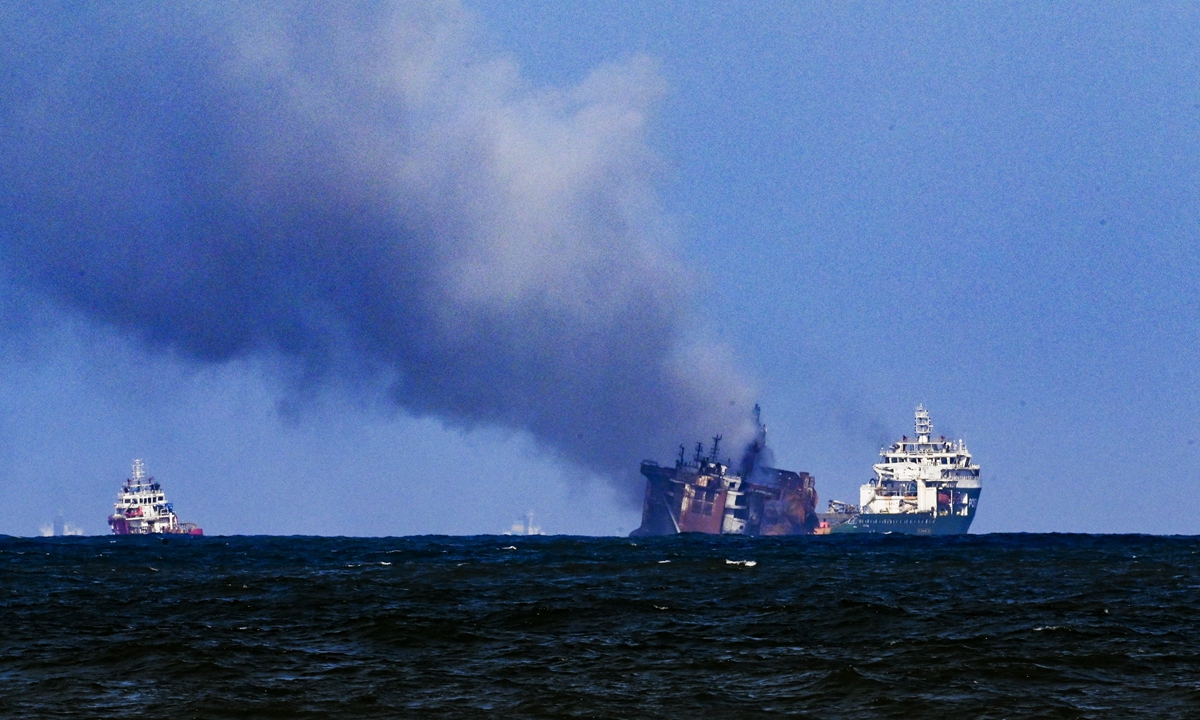 A tugboat (right) from the Dutch salvage firm SMIT tows the fire-stricken Singapore-registered container ship MV X-Press Pearl (center) away from the coast of Colombo, Sri Lanka on Wednesday. Photo: AFP