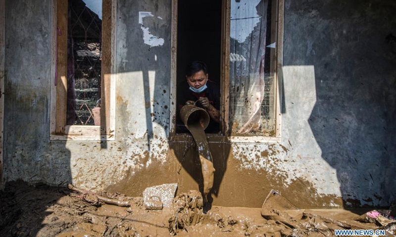 A man cleans mud from his house after a flood in Bandung, West Java, Indonesia, June 2, 2021.(Photo: Xinhua)