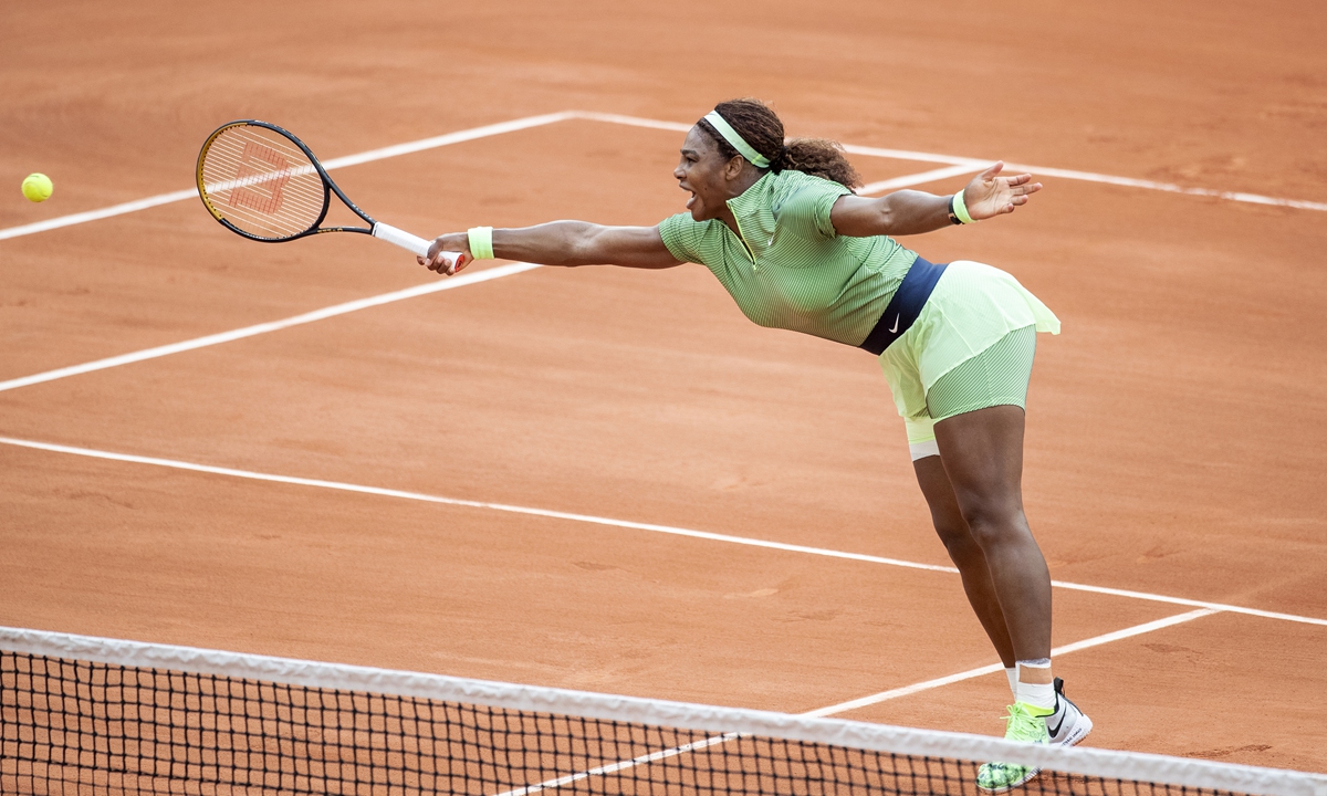 Serena Williams reaches for a forehand in the match against Mihaela Buzarnescu at the French Open on Wednesday in Paris. Photo: VCG