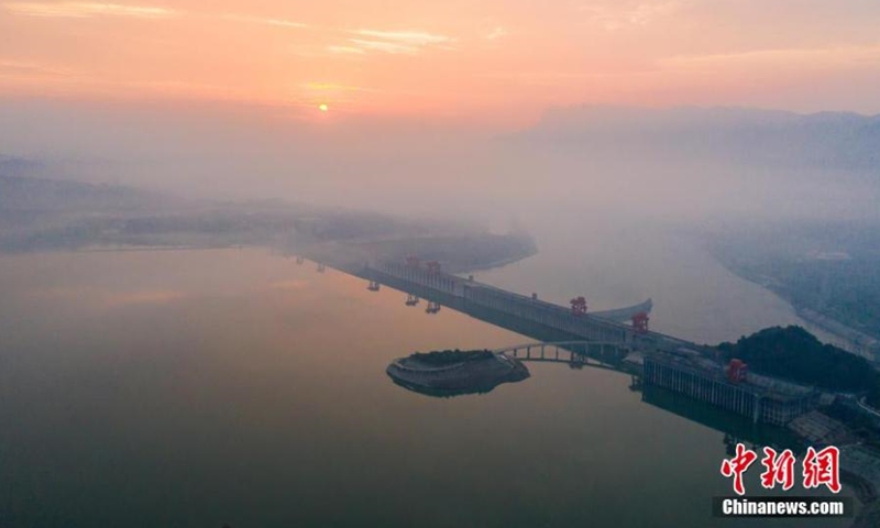 The water level of the Three Gorges Reservoir drops to 149.40 meters as of as of 14: 00 on Wednesday. More than 19.6 billion cubic meters of water, about 90 percent of its capacity, has been released to brace for the flood season. (Photo: China News Service/Zheng Jiayu)
