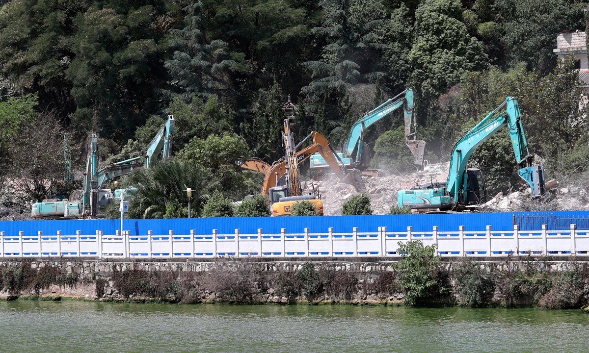 Excavators clean debris under the Gaohai highway in Xishan district of Kunming, Southwest China's Yunnan Province on Thursday after the demolition of illegal buildings in the first-grade protection zone adjacent to Dianchi Lake, the largest freshwater lake on the Yunnan-Guizhou Plateau. 
Photo: VCG