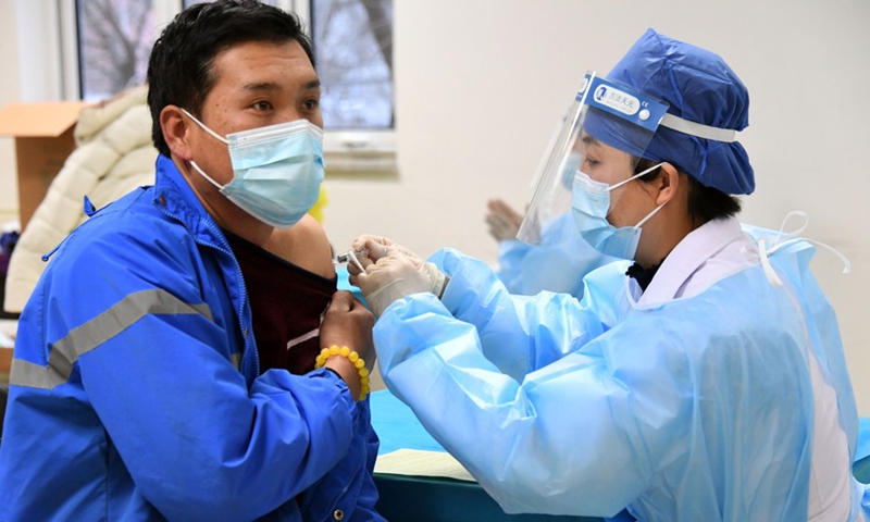 A medical worker inoculates a recipient with a COVID-19 vaccine at a temporary inoculation site in Haidian District in Beijing, capital of China, Jan. 11, 2021. Photo:Xinhua