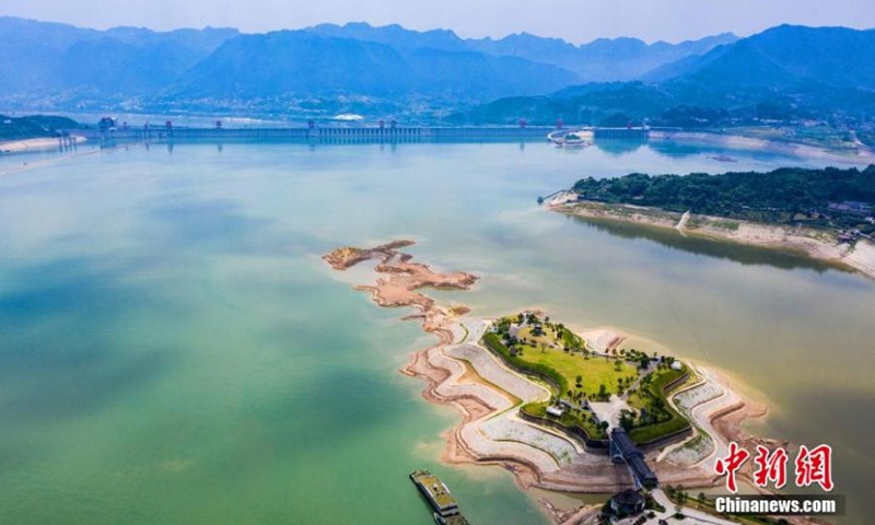 Photo shows the island under the river appears as the water level drops. The reservoir plans to lower its water level to 145 meters before June 10 to cope with the potential flood in the Yangtze River area. (Photo: China News Service/Zheng Jiayu)

