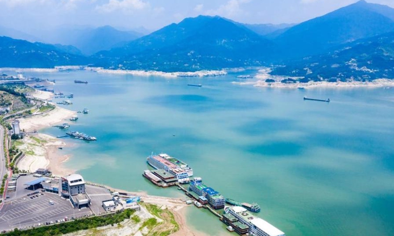 The reservoir prepares for potential flood. (Photo: China News Service/Zheng Jiayu)
