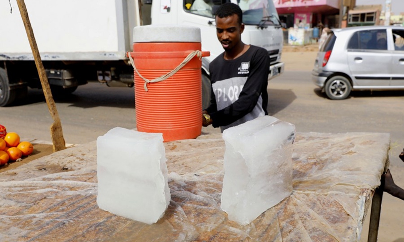 A Sudanese citizen buys ice in Khartoum, capital of Sudan, on June 7, 2021.(Photo: Xinhua)