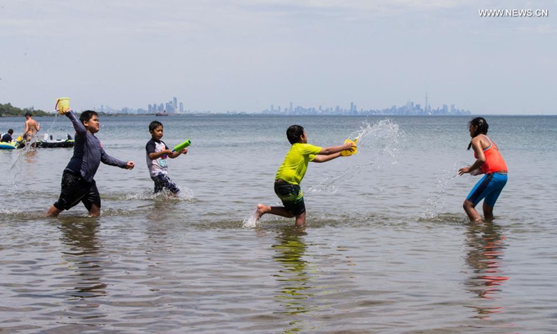 Children have a water fight at Lake Ontario in Mississauga, Ontario, Canada, on June 5, 2021. Environment Canada issued a heat warning for the Greater Toronto Area on Saturday.(Photo: Xinhua)