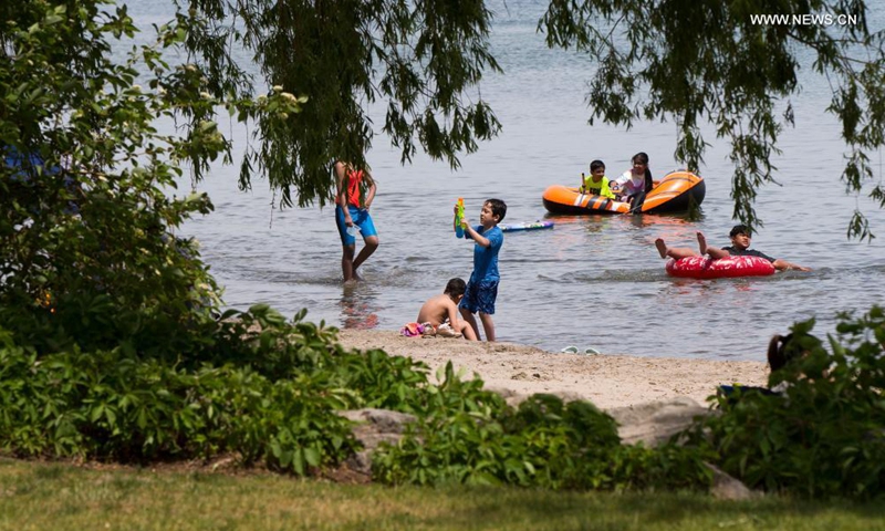 Children cool themselves at Lake Ontario in Mississauga, Ontario, Canada, on June 5, 2021. Environment Canada issued a heat warning for the Greater Toronto Area on Saturday.(Photo: Xinhua)
