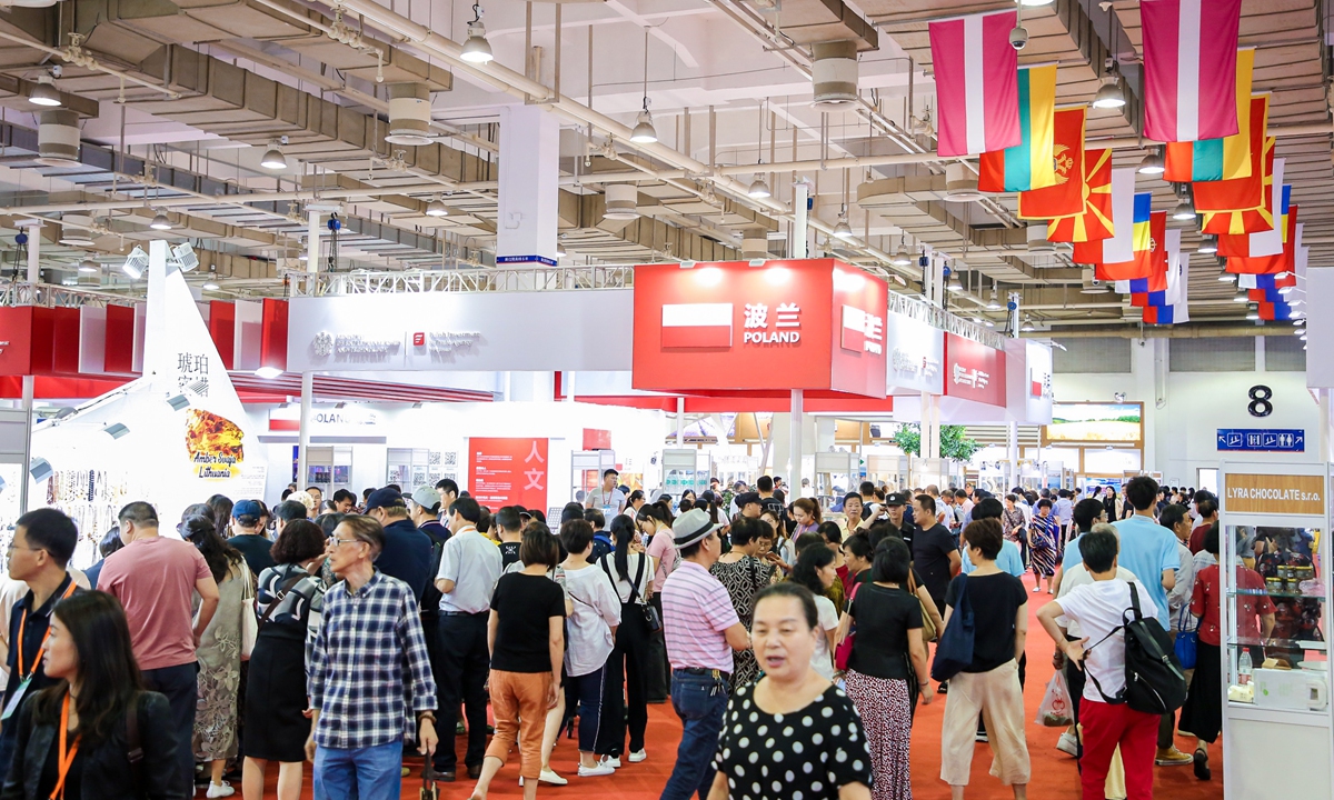 Visitors at the first China-CEEC Expo in 2019  Photo: Courtesy of the publicity department of Ningbo