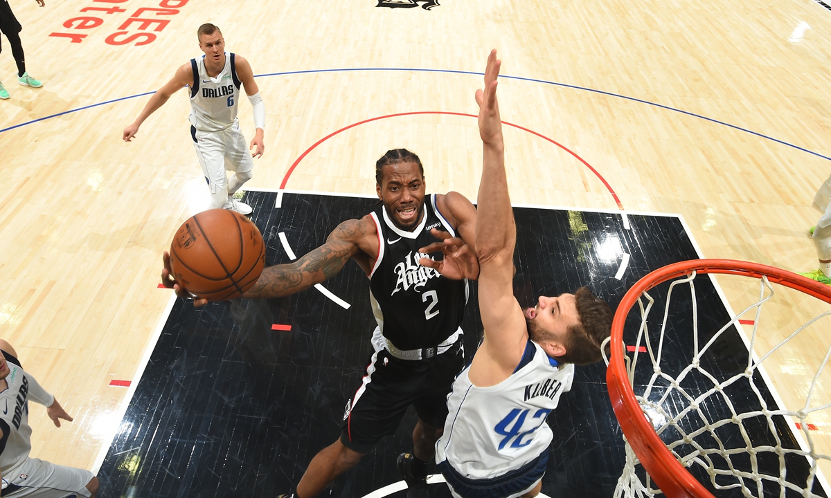 Kawhi Leonard of the Los Angeles Clippers drives to the basket against the Dallas Mavericks on Sunday in Los Angeles, California. Photo: VCG