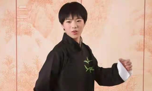 Deyunshe's new woman apprentice Photo: Sina Weibo 