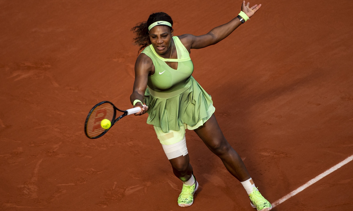 Serena Williams hits a forehand against Elena Rybakina at the French Open on Sunday in Paris. Photo: VCG