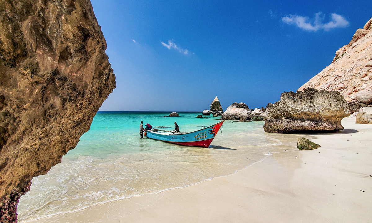 This picture taken on February 11, 2021 shows fishermen taking their boat out to sea off Qalansiyah beach on the Yemeni Island of Socotra, a site of global importance for biodiversity conservation, located in the northwestern Indian Ocean some 200 kilometers south of the Yemeni mainland. Photo: AFP