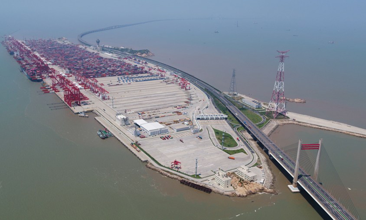 2020 年 8 月 17 日拍摄的航拍照片显示了中国东部上海洋山港的集装箱码头。 （新华社/丁婷）