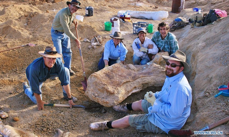 File photo taken on May 23, 2007 shows researchers at an Australotitan cooperensis fossil site in Eromanga, Queensland, Australia. Australian palaeontologists have unveiled a new species of giant sauropod dinosaur, which is the largest skeletal remains of a dinosaur ever to be discovered in Australia.(Photo: Xinhua)