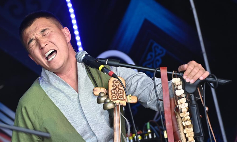 A member of Narat band sings during a show at the Narat scenic spot in Xinyuan County of northwest China's Xinjiang Uygur Autonomous Region, June 3, 2021. Photo: Xinhua