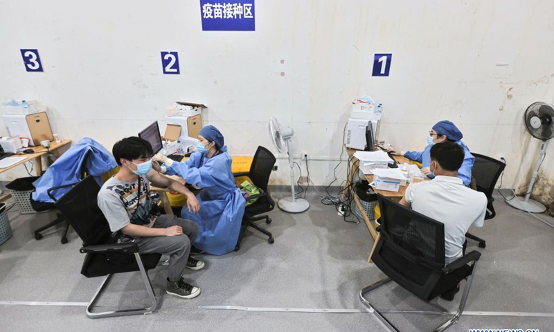 People take COVID-19 vaccines at the temporary vaccination site at Shanghai Hongqiao Railway Station in east China's Shanghai, May 29, 2021. Photo: Xinhua