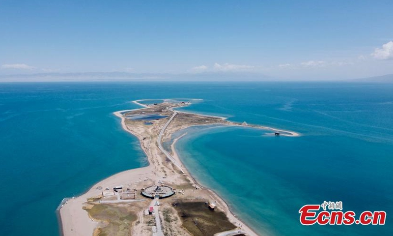 Aerial photo taken on June 7, 2021 shows the picturesque blue ripples at Erlangjian scenic area in Qinghai Lake, Gonghe County, Hainan Tibetan Autonomous Prefecture, Qinghai Province. (Photo: China News Service/Li Jiangning)

