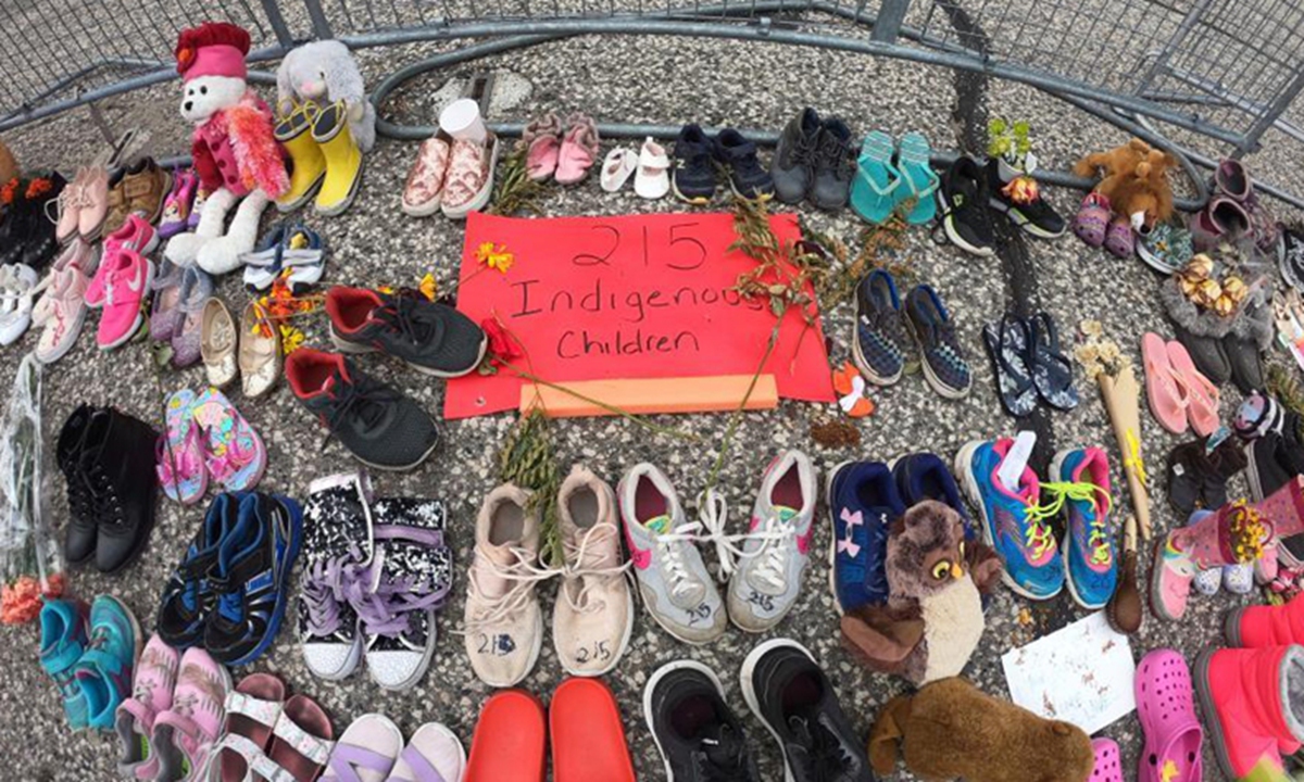 Children's shoes, dolls, flowers with notes at the front of Legislative Assembly of Ontario, Canada, to commemorate the deaths of 215 Indigenous children whose remains were found in a former residential school in Kamloops city in the country, June 2, 2021. Photo:China News Service