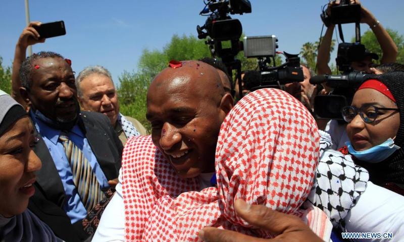 Released Jordanian citizen Abdullah Abu Jaber (C) is welcomed by his family upon his arrival at the King Hussein Bridge border crossing, Jordan, on June 8, 2021. Abdullah Abu Jaber on Tuesday arrived in Jordan after being released by Israeli authorities, said Jordanian Foreign Ministry Spokesperson Deifallah Fayez.(Photo: Xinhua)