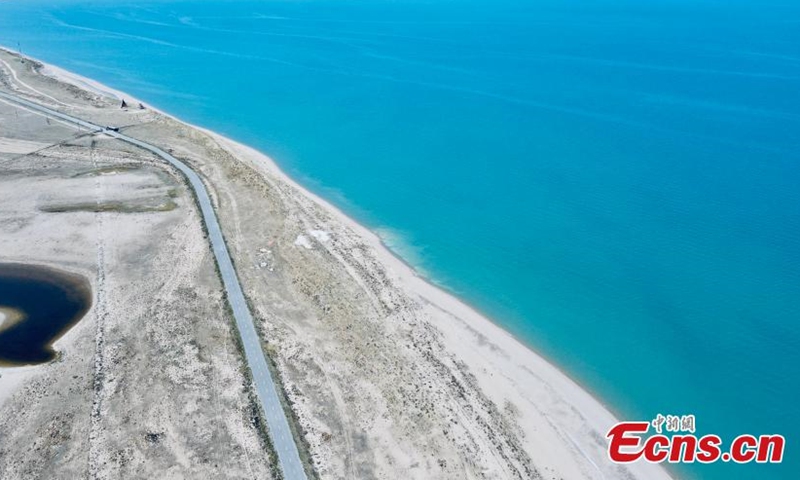 Aerial photo taken on June 7, 2021 shows the picturesque blue ripples at Erlangjian scenic area in Qinghai Lake, Gonghe County, Hainan Tibetan Autonomous Prefecture, Qinghai Province. (Photo: China News Service/Li Jiangning)
