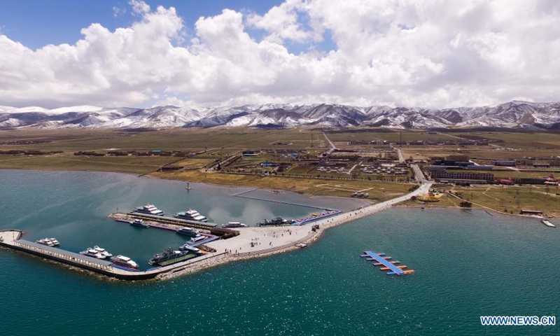 Aerial photo taken on May 11, 2017 shows a view of the Erlangjian scenic spot of Qinghai Lake in northwest China's Qinghai Province. Located in the northeastern part of the Qinghai-Tibet Plateau, the Qinghai Lake is key to maintaining the ecological balance in western China. It is also a natural barrier for controlling the eastward spread of desertification and ensuring the safety of agricultural areas in eastern China.(Photo: Xinhua)