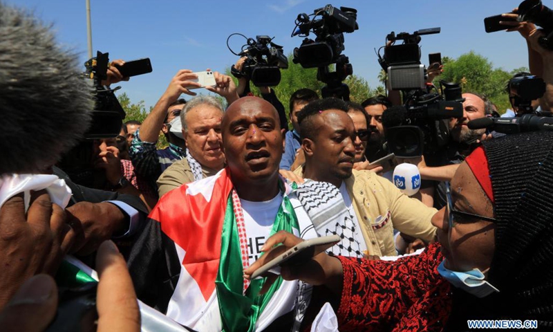 Released Jordanian citizen Abdullah Abu Jaber (C) is welcomed by his family upon his arrival at the King Hussein Bridge border crossing, Jordan, on June 8, 2021. Abdullah Abu Jaber on Tuesday arrived in Jordan after being released by Israeli authorities, said Jordanian Foreign Ministry Spokesperson Deifallah Fayez.(Photo: Xinhua)